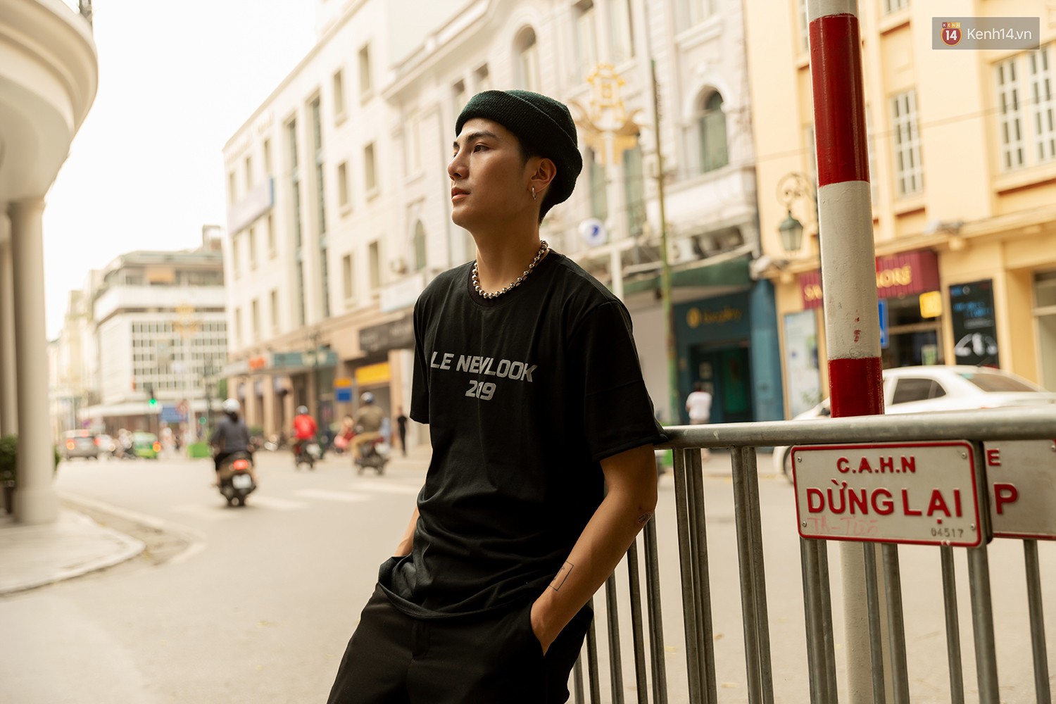 Mới đầu hè, giới trẻ đã khoe street style cực gắt với hot trend đồ hoa cả cành, bodysuit, đồ màu be