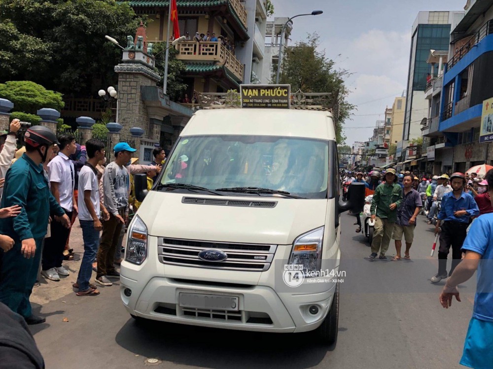 Nghệ sĩ Minh Nhí và gia đình khóc ngất khi linh cữu Anh Vũ được đưa về tới chùa