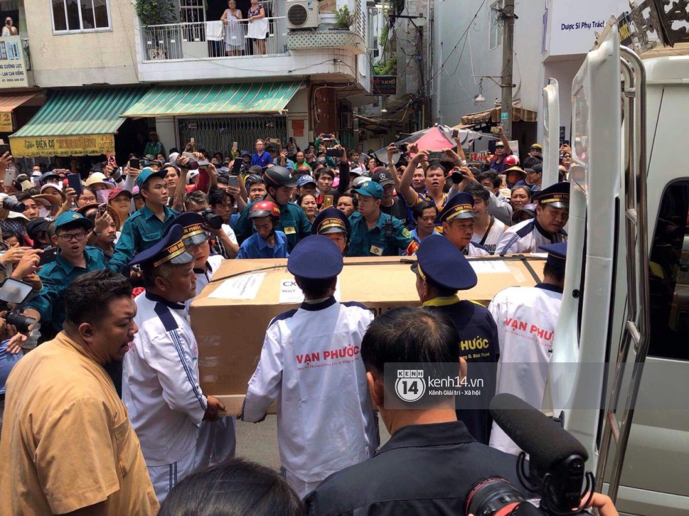 Nghệ sĩ Minh Nhí và gia đình khóc ngất khi linh cữu Anh Vũ được đưa về tới chùa