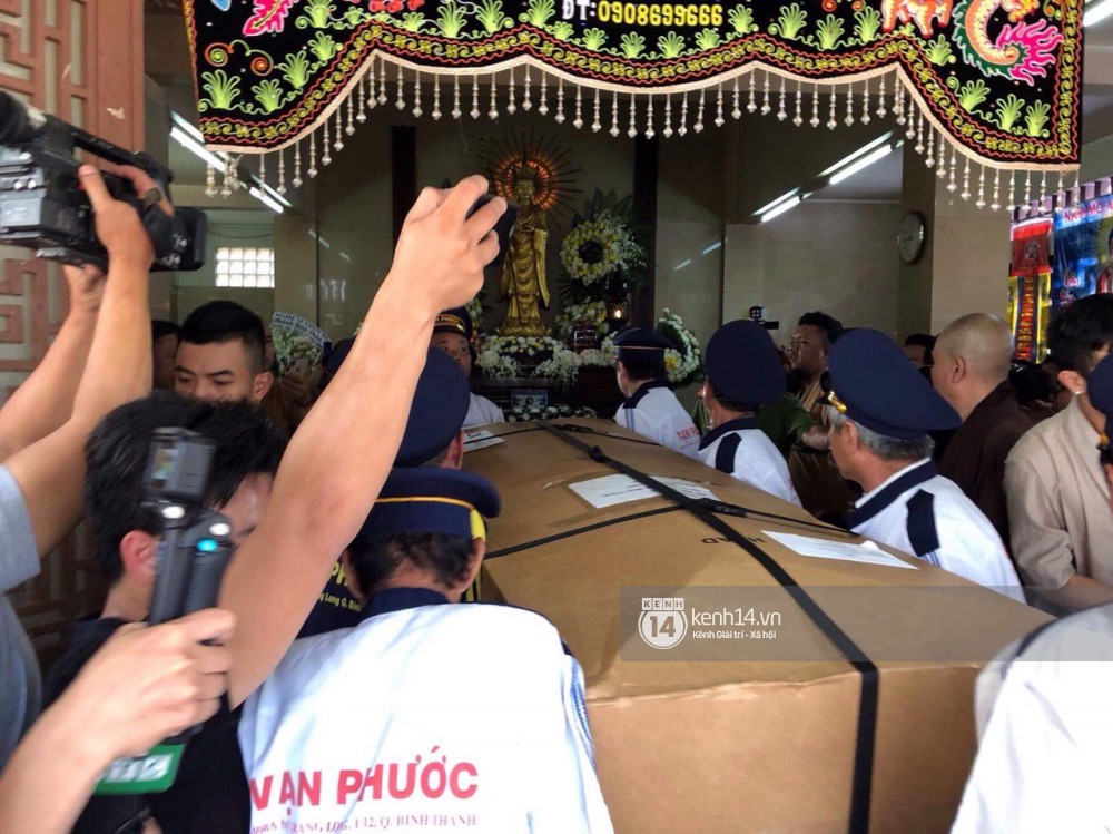 Nghệ sĩ Minh Nhí và gia đình khóc ngất khi linh cữu Anh Vũ được đưa về tới chùa