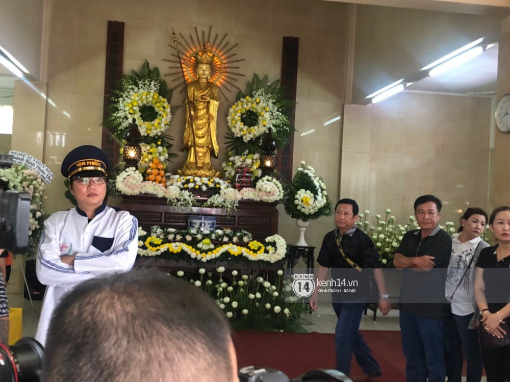 Nghệ sĩ Minh Nhí và gia đình khóc ngất khi linh cữu Anh Vũ được đưa về tới chùa