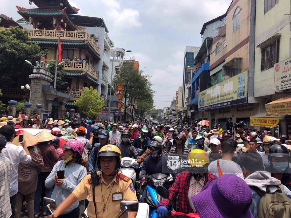 Nghệ sĩ Minh Nhí và gia đình khóc ngất khi linh cữu Anh Vũ được đưa về tới chùa