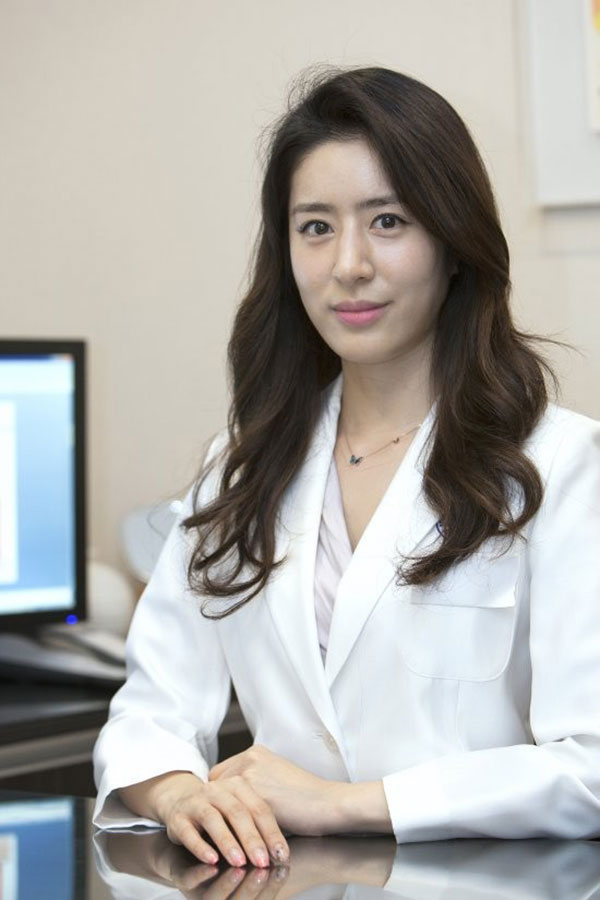 Tài tử Sắc đẹp ngàn cân tuyên bố kết hôn với nữ bác sĩ xinh đẹp, học vấn khủng vào tháng 6 tới Tài tử Sắc đẹp ngàn cân tuyên bố kết hôn với nữ bác sĩ xinh đẹp, học vấn khủng vào tháng 6 tới