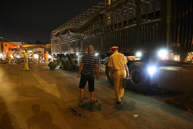 TP.HCM: Tai nạn kinh hoàng, 2 cụ già bị kéo lê trên đường rồi cuốn vào gầm xe tải tử vong