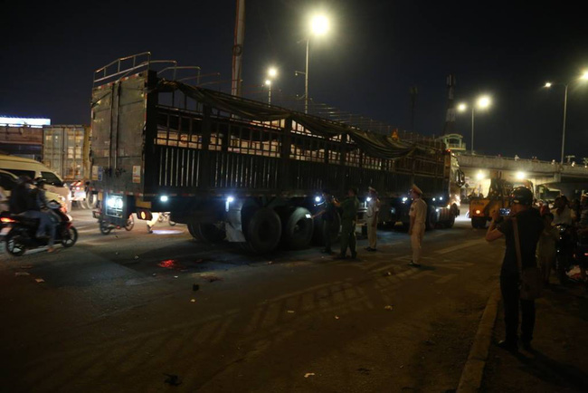 TP.HCM: Tai nạn kinh hoàng, 2 cụ già bị kéo lê trên đường rồi cuốn vào gầm xe tải tử vong