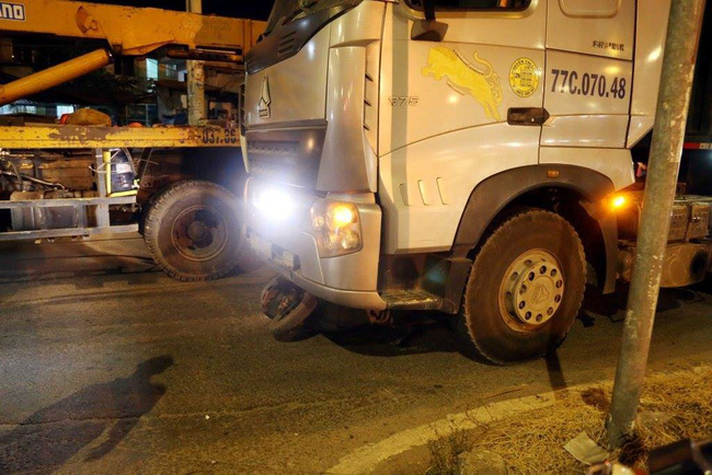 TP.HCM: Tai nạn kinh hoàng, 2 cụ già bị kéo lê trên đường rồi cuốn vào gầm xe tải tử vong