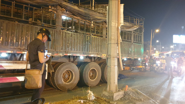 TP.HCM: Tai nạn kinh hoàng, 2 cụ già bị kéo lê trên đường rồi cuốn vào gầm xe tải tử vong