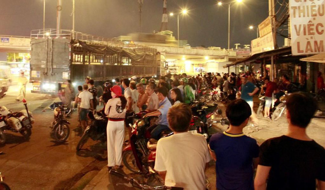 TP.HCM: Tai nạn kinh hoàng, 2 cụ già bị kéo lê trên đường rồi cuốn vào gầm xe tải tử vong