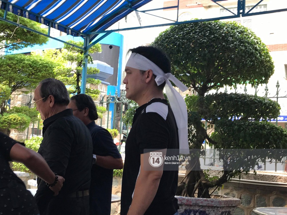 Gia đình, bạn bè nghệ sĩ thân thiết nén đau thương chuẩn bị cho tang lễ nghệ sĩ Anh Vũ