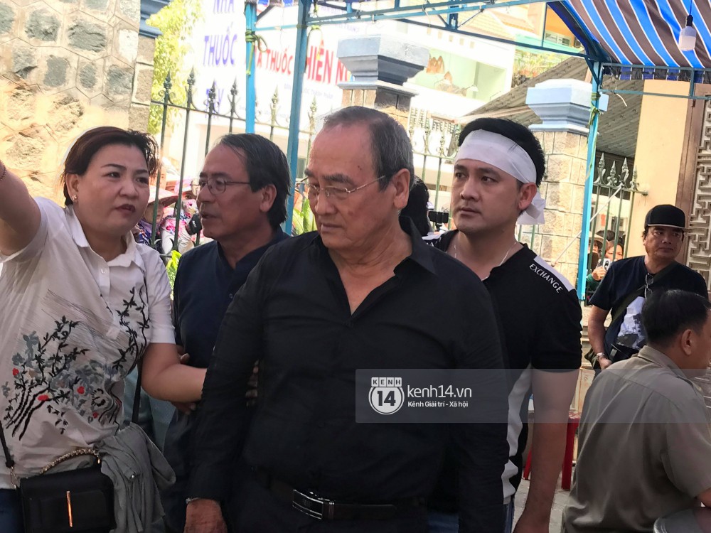 Gia đình, bạn bè nghệ sĩ thân thiết nén đau thương chuẩn bị cho tang lễ nghệ sĩ Anh Vũ