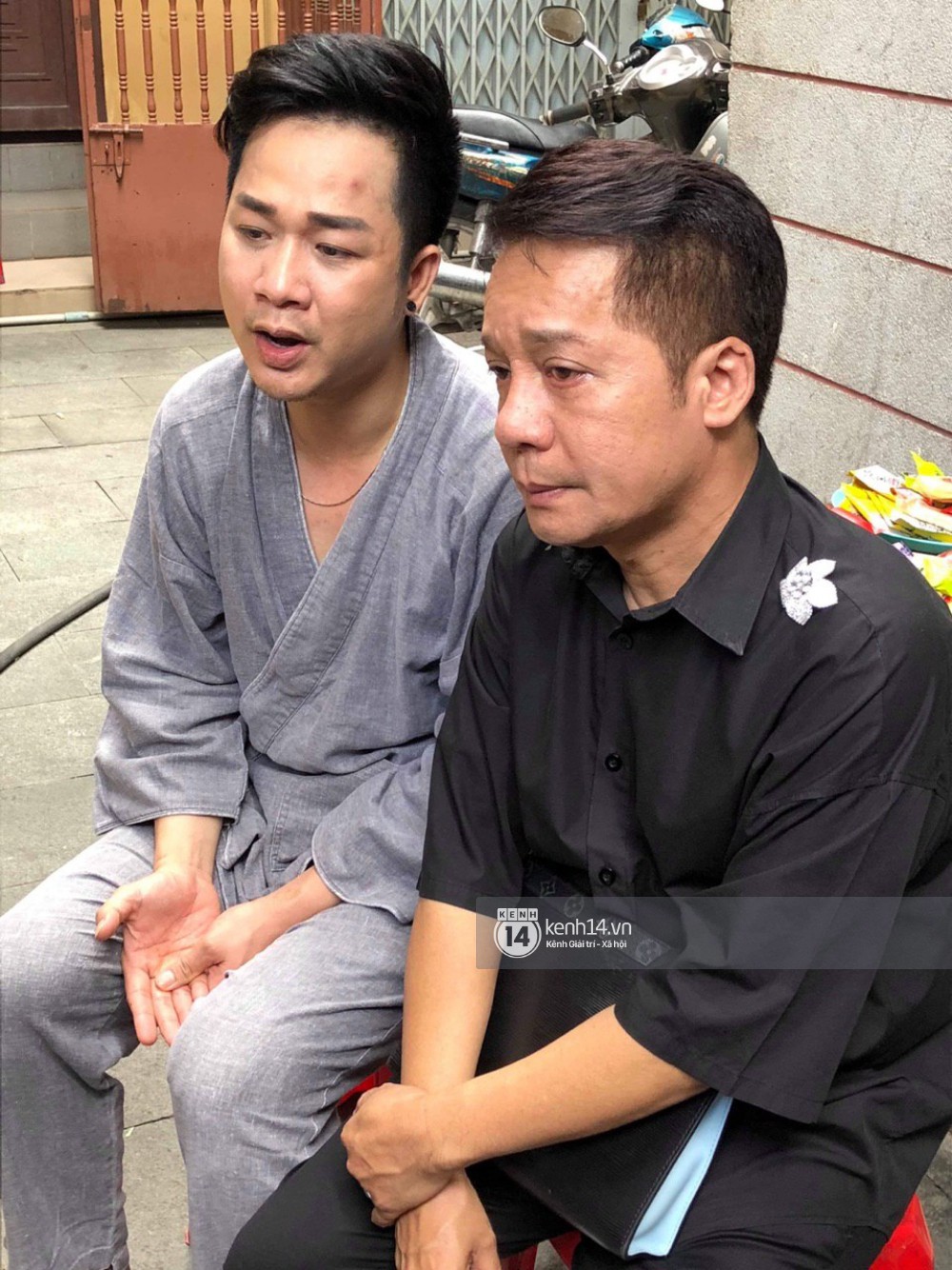 Gia đình, bạn bè nghệ sĩ thân thiết nén đau thương chuẩn bị cho tang lễ nghệ sĩ Anh Vũ