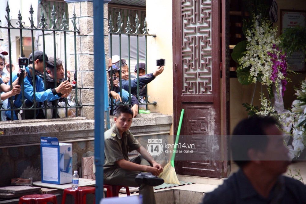 Gia đình, bạn bè nghệ sĩ thân thiết nén đau thương chuẩn bị cho tang lễ nghệ sĩ Anh Vũ