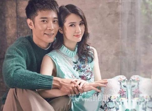 Trùng hợp bất ngờ trong bức ảnh chụp chung với tiểu tam: Hồng Hân và Vương Bảo Cường đều bị trợ lý cướp mất hạnh phúc