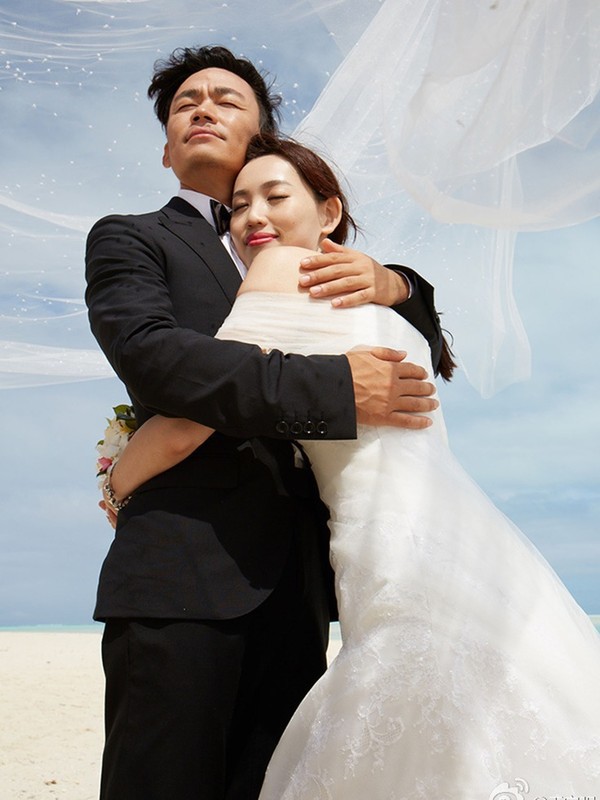 Trùng hợp bất ngờ trong bức ảnh chụp chung với tiểu tam: Hồng Hân và Vương Bảo Cường đều bị trợ lý cướp mất hạnh phúc