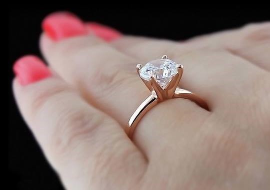 Ức chế lên xin chị em hiến kế để trị bà chị dâu trộm cắp, em chồng sững sờ khi bị ném đá ngược Ức chế lên xin chị em hiến kế để trị bà chị dâu trộm cắp, em chồng sững sờ khi bị ném đá ngược