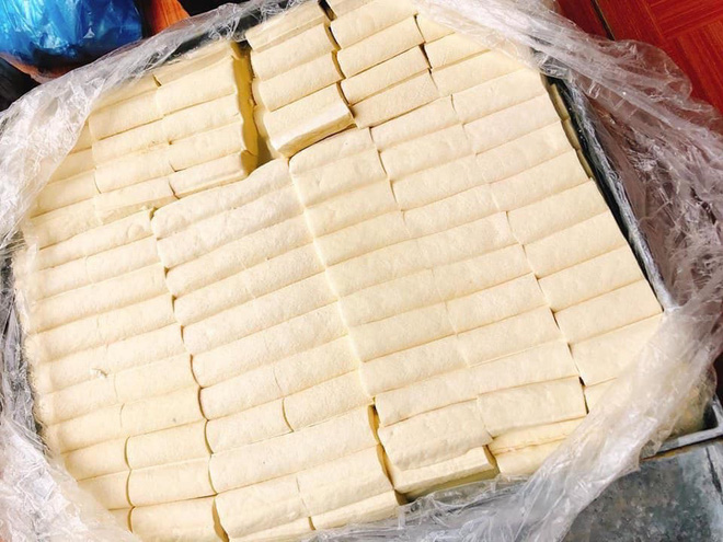 Để hai ngày mới chế biến, lộ bí mật bên trong đậu phụ Trung Quốc đang hút khách rần rần