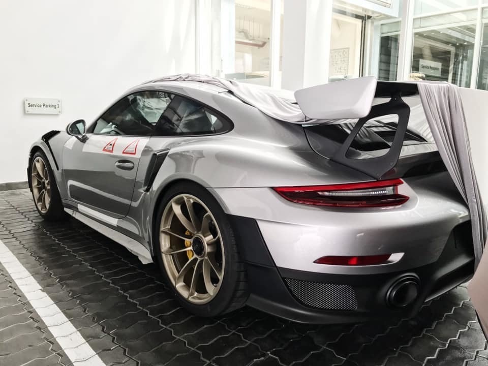 Cận cảnh xe sang Porsche 20 tỉ mới tậu của đại gia Đặng Lê Nguyên Vũ