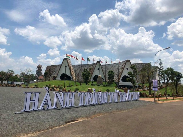 Hậu ly hôn, Đặng Lê Nguyên Vũ sắm siêu xe 20 tỷ, Lê Hoàng Diệp Thảo khoe thành tích