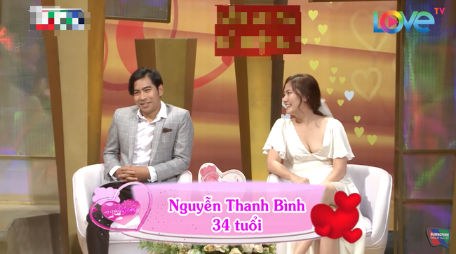 Bạn dẫn của Hồng Vân liên tục bị ngã khỏi ghế trên truyền hình, khán giả đề nghị đổi ghế, đổi cả MC vì vô duyên