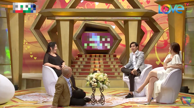 Bạn dẫn của Hồng Vân liên tục bị ngã khỏi ghế trên truyền hình, khán giả đề nghị đổi ghế, đổi cả MC vì vô duyên