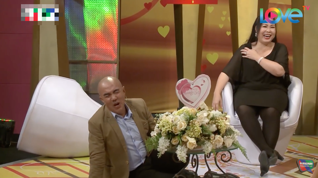 Bạn dẫn của Hồng Vân liên tục bị ngã khỏi ghế trên truyền hình, khán giả đề nghị đổi ghế, đổi cả MC vì vô duyên