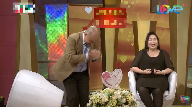 Bạn dẫn của Hồng Vân liên tục bị ngã khỏi ghế trên truyền hình, khán giả đề nghị đổi ghế, đổi cả MC vì vô duyên