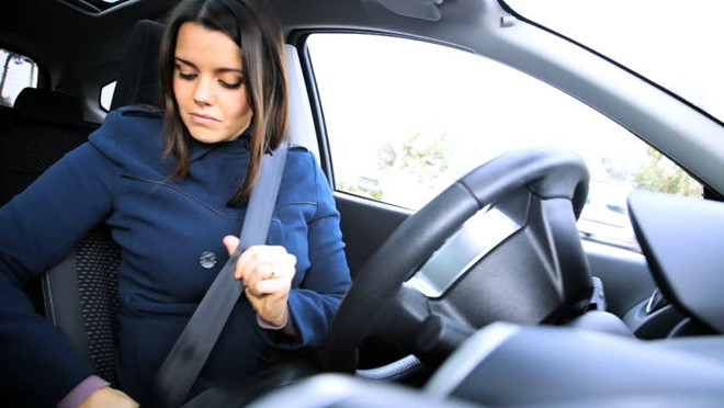 Phái đẹp lái ôtô và ẩn họa từ giày cao, váy ngắn, mất tập trung