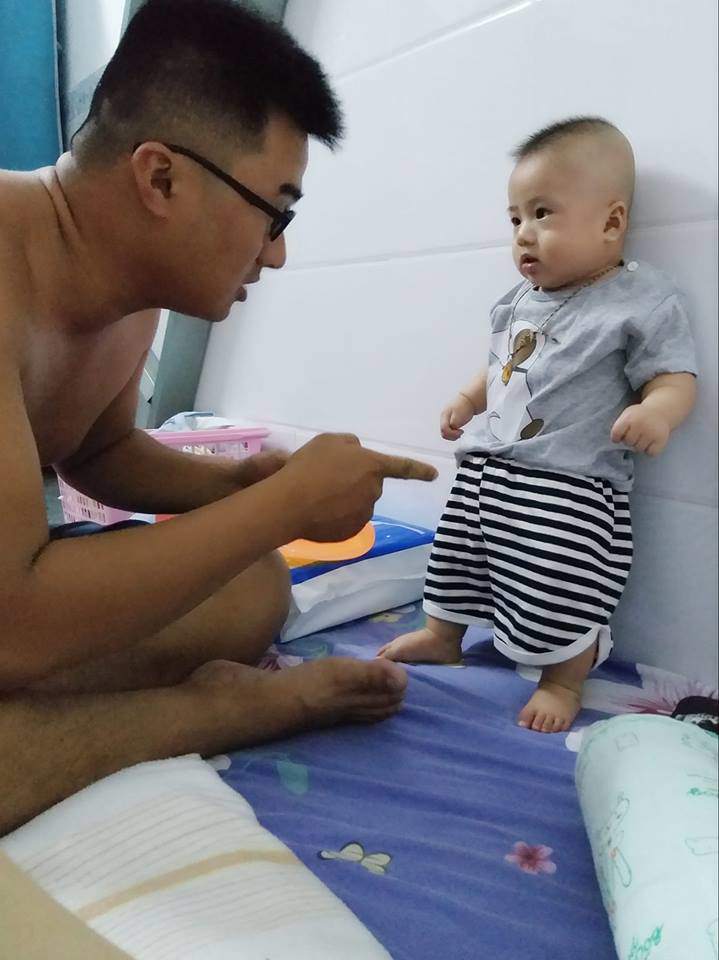 Dân mạng bấn loạn trước biểu cảm đáng yêu của bé trai bị ba mắng vì tội tè bậy