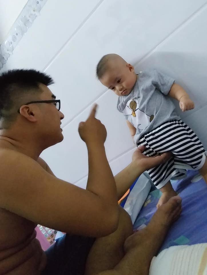 Dân mạng bấn loạn trước biểu cảm đáng yêu của bé trai bị ba mắng vì tội tè bậy