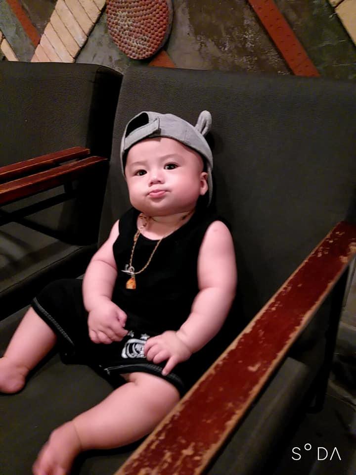 Dân mạng bấn loạn trước biểu cảm đáng yêu của bé trai bị ba mắng vì tội tè bậy