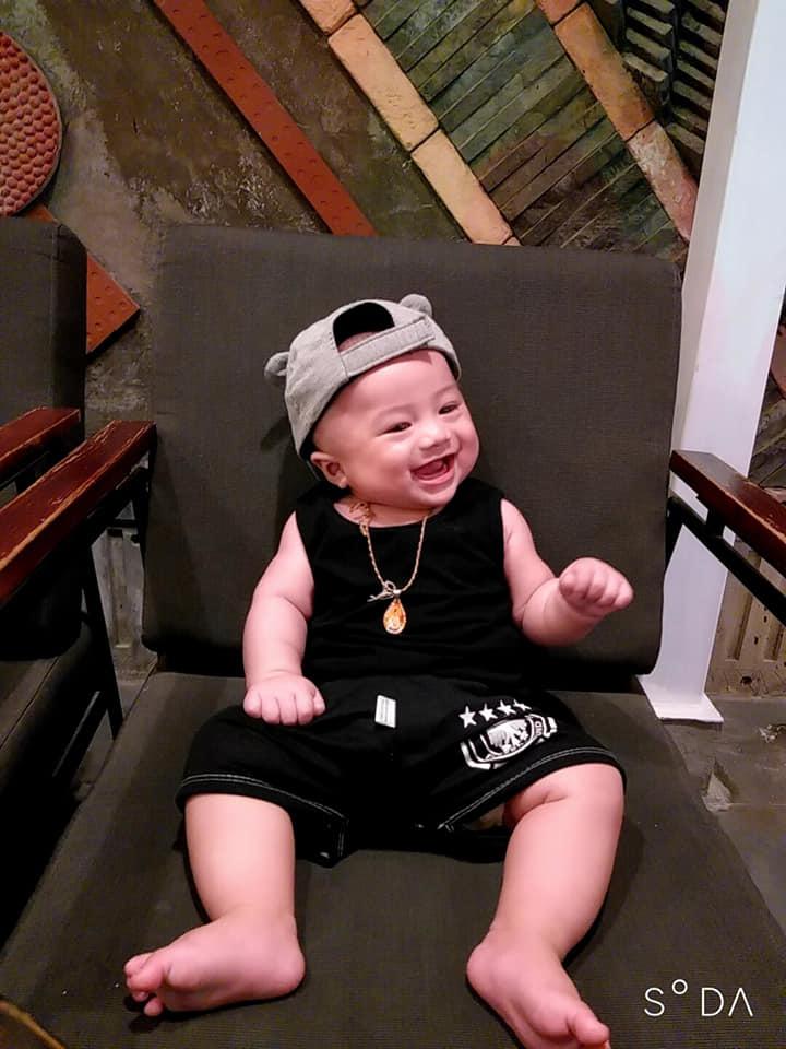 Dân mạng bấn loạn trước biểu cảm đáng yêu của bé trai bị ba mắng vì tội tè bậy