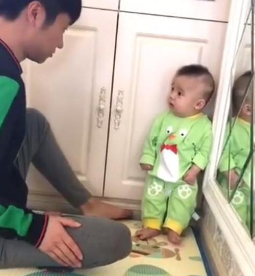Dân mạng bấn loạn trước biểu cảm đáng yêu của bé trai bị ba mắng vì tội tè bậy