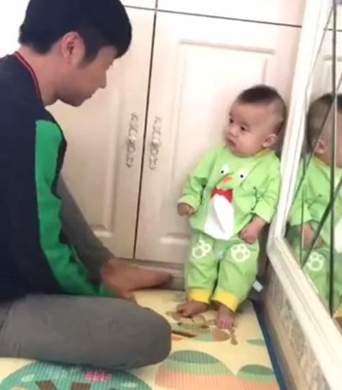 Dân mạng bấn loạn trước biểu cảm đáng yêu của bé trai bị ba mắng vì tội tè bậy