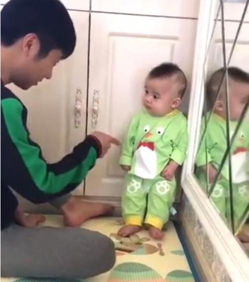 Dân mạng bấn loạn trước biểu cảm đáng yêu của bé trai bị ba mắng vì tội tè bậy