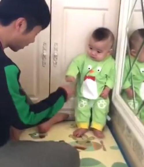 Dân mạng bấn loạn trước biểu cảm đáng yêu của bé trai bị ba mắng vì tội tè bậy