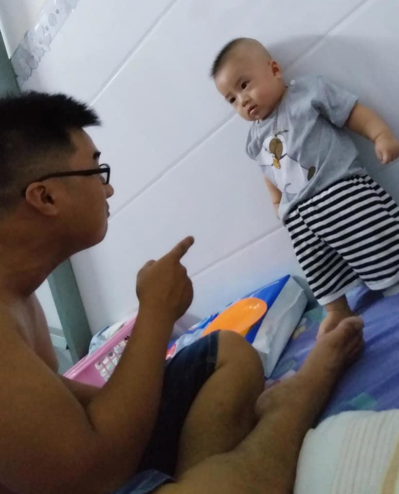 Dân mạng bấn loạn trước biểu cảm đáng yêu của bé trai bị ba mắng vì tội tè bậy