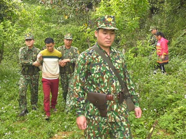 Giải cứu thiếu nữ giằng co với kẻ buôn người ở biên giới