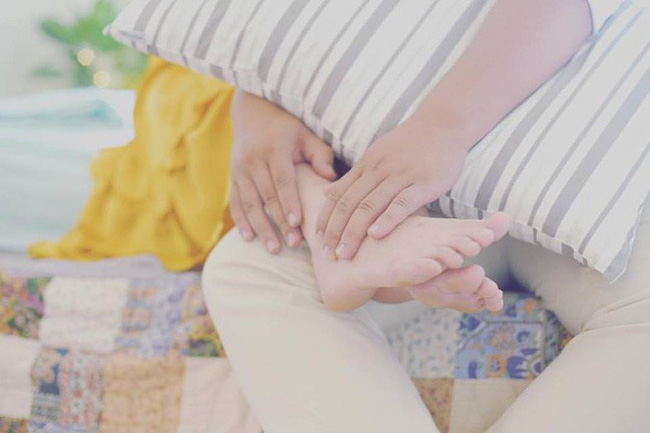 Ngày thanh minh, nghẹn ngào đọc thư tay vợ trẻ gửi chồng quá cố sau 2 năm anh qua đời: Em và con vẫn mãi thương anh!