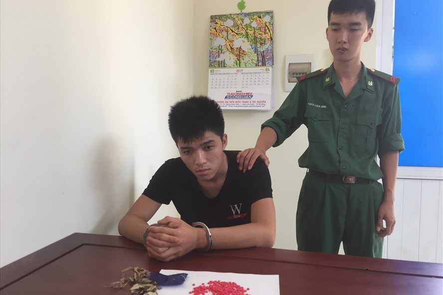 Gói 200 viên ma túy trong lá chuối, vận chuyển qua biên giới