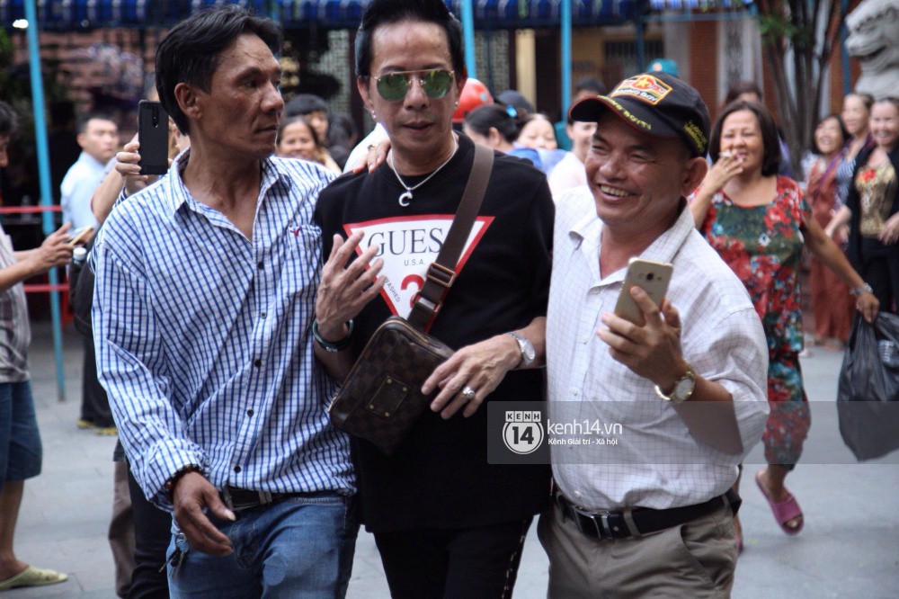 Youtuber vây kín livestream, người dân hiếu kỳ đu bám đòi chụp ảnh cùng nghệ sĩ đến viếng đám tang Anh Vũ