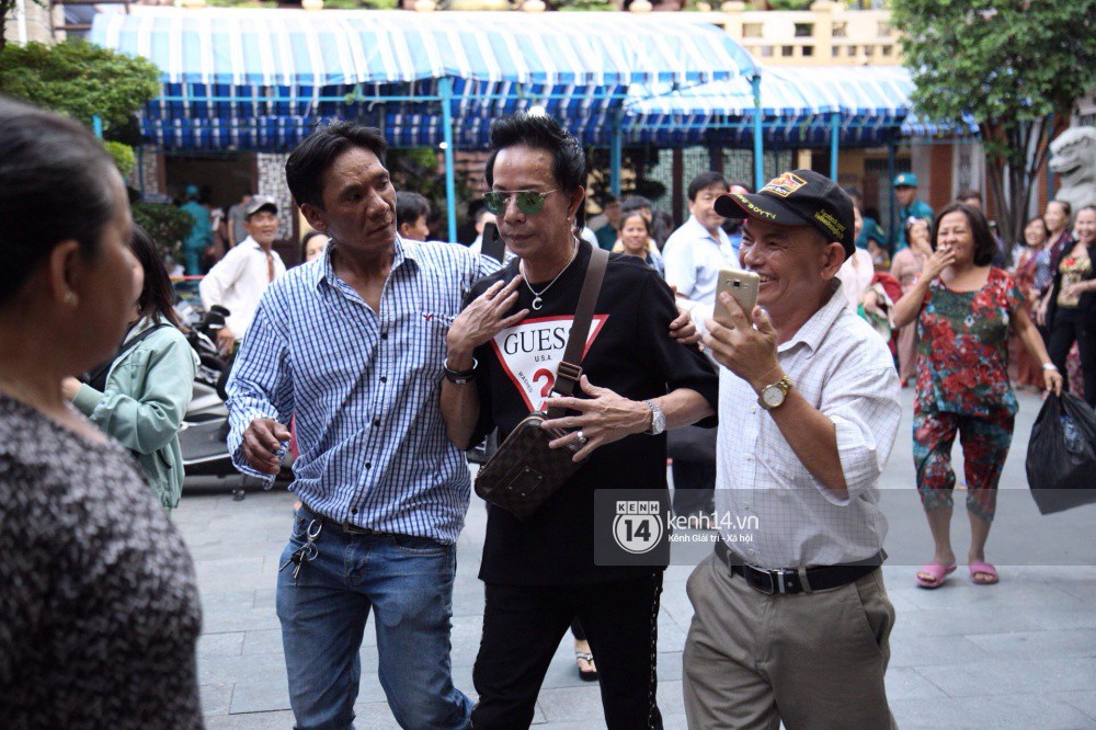 Youtuber vây kín livestream, người dân hiếu kỳ đu bám đòi chụp ảnh cùng nghệ sĩ đến viếng đám tang Anh Vũ