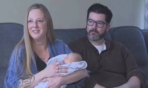 Tưởng bị ngộ độc thức ăn, người phụ nữ Mỹ bất ngờ đẻ rơi trong phòng tắm