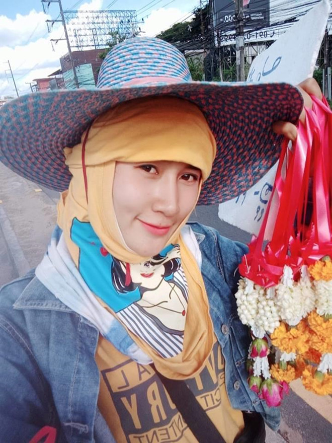 Cô gái bán hoa khô trên phố bất ngờ nổi tiếng vì vẻ ngoài ưa nhìn