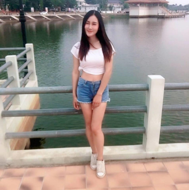 Cô gái bán hoa khô trên phố bất ngờ nổi tiếng vì vẻ ngoài ưa nhìn