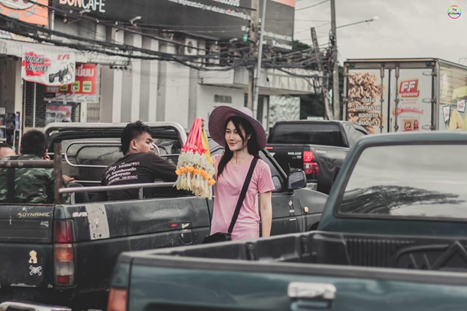 Cô gái bán hoa khô trên phố bất ngờ nổi tiếng vì vẻ ngoài ưa nhìn