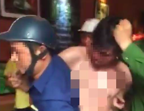 Công an xác minh thông tin nam thanh niên ngáo đá cởi quần áo, đập phá quán cafe ở Hà Nội