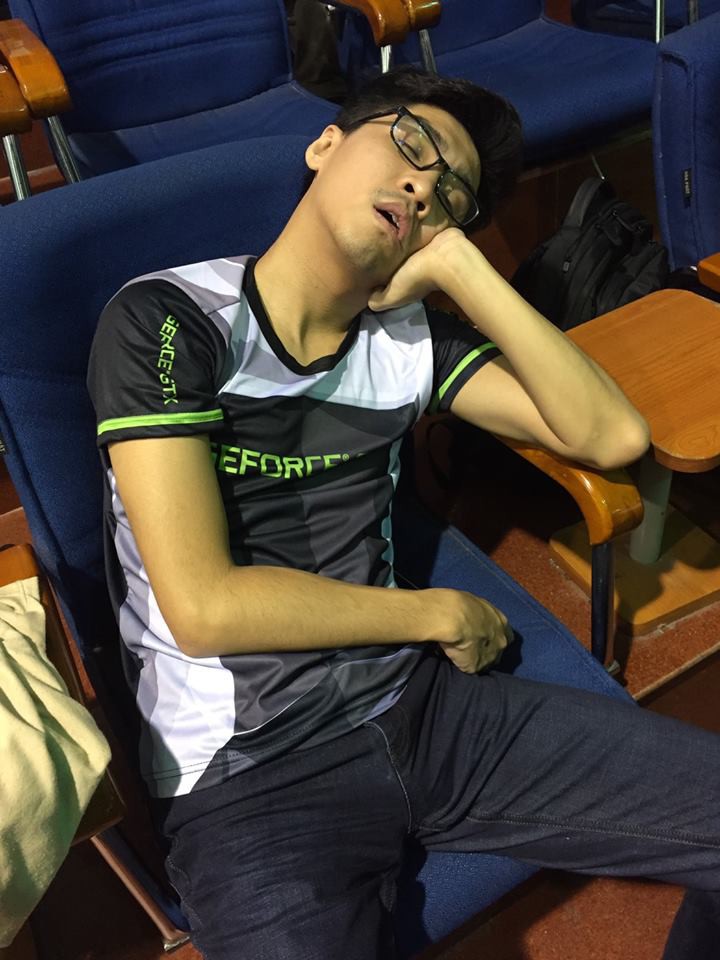 PewPew cảnh tỉnh hội muốn bỏ học để làm streamer: Làm việc 12 tiếng/ngày ám ảnh hơn cả thi học kỳ, ngủ chỉ lo bị đột tử