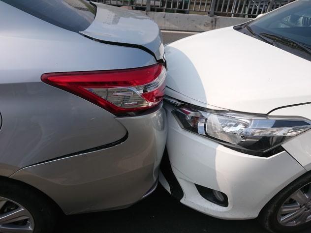 Hàng loạt ôtô tông liên hoàn, dính chùm trên cầu vượt Ngã tư Hàng Xanh