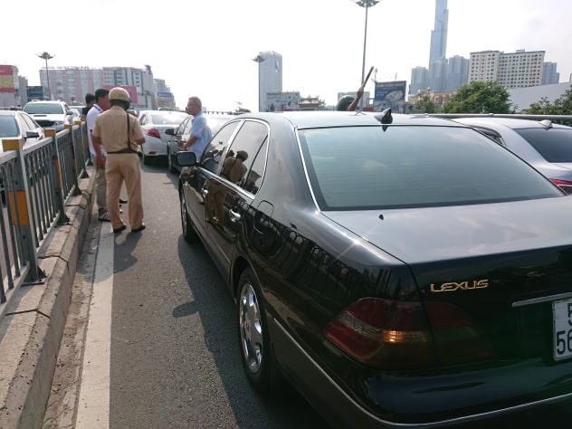 Hàng loạt ôtô tông liên hoàn, dính chùm trên cầu vượt Ngã tư Hàng Xanh