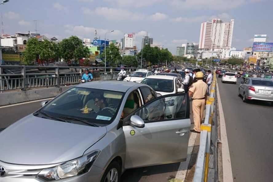 Hàng loạt ôtô tông liên hoàn, dính chùm trên cầu vượt Ngã tư Hàng Xanh